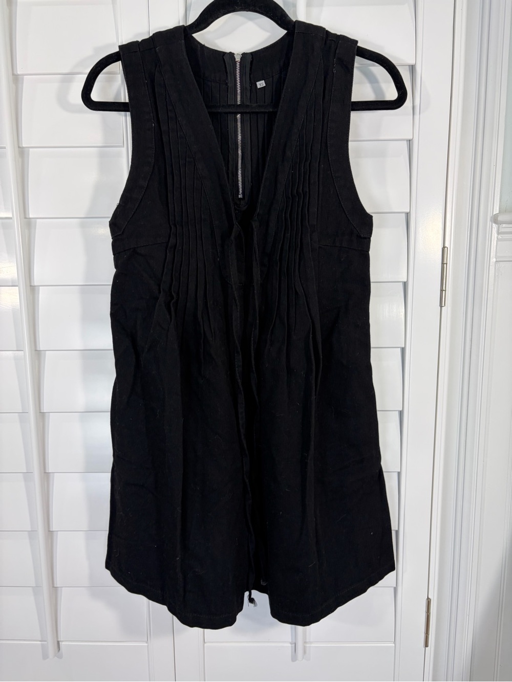 Black Sleeveless V-Neck Tie Front Romper (XS) - Picture 11 of 12
